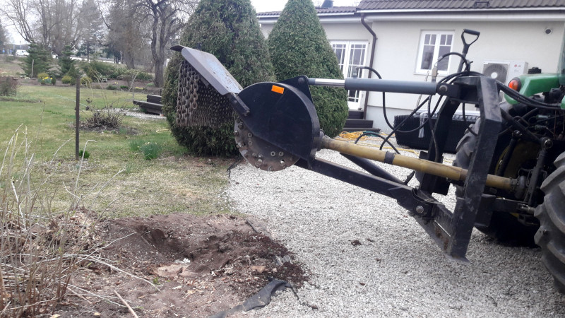Traktori taga olev frees, mis on k&auml;nnu eemaldamise t&ouml;&ouml; l&otilde;petanud